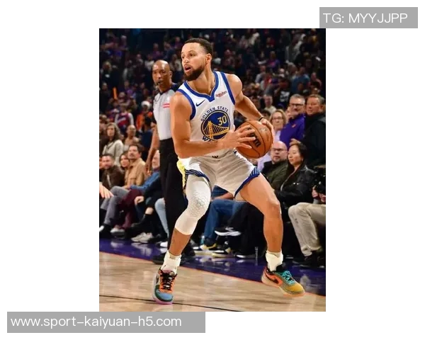 库里赛前训练穿上布克首款签名鞋Book1迎战太阳队展现默契配合